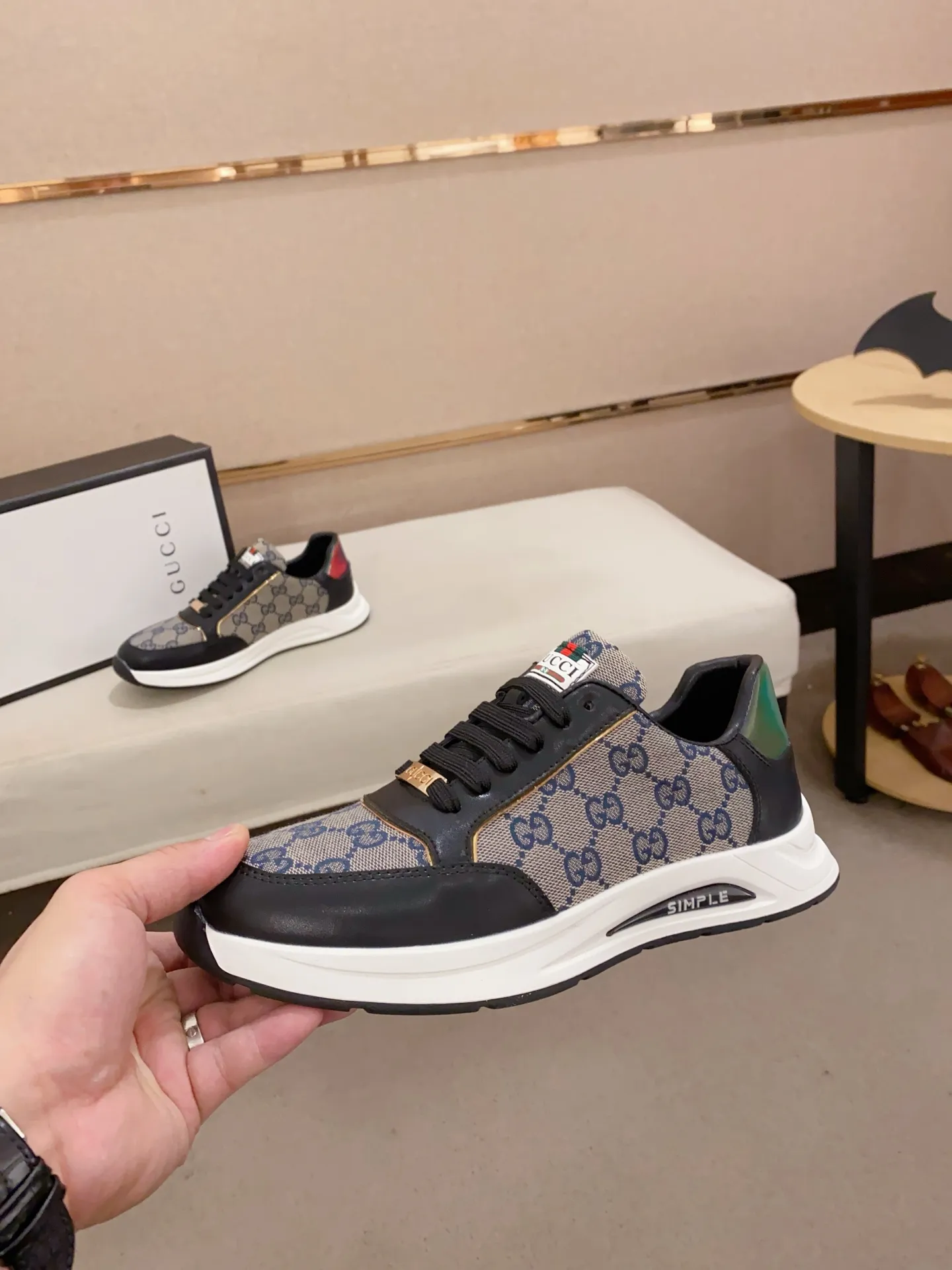 Men's shoes💰 420💰The new GUCCI (Gucci) counters are launched simultaneously. The new men's shoes, 😘fabrics are selected from imported cowhide, and the lining is sheepskin lining. 👍🏿 High-end ☄️ air-cushion molded anti-slip rubber outsole, exquisite lines, simple and elegant, comfortable and high-end for leisure travel. Code number: 38 to 44 (45 can be customized and cannot be returned or exchanged)